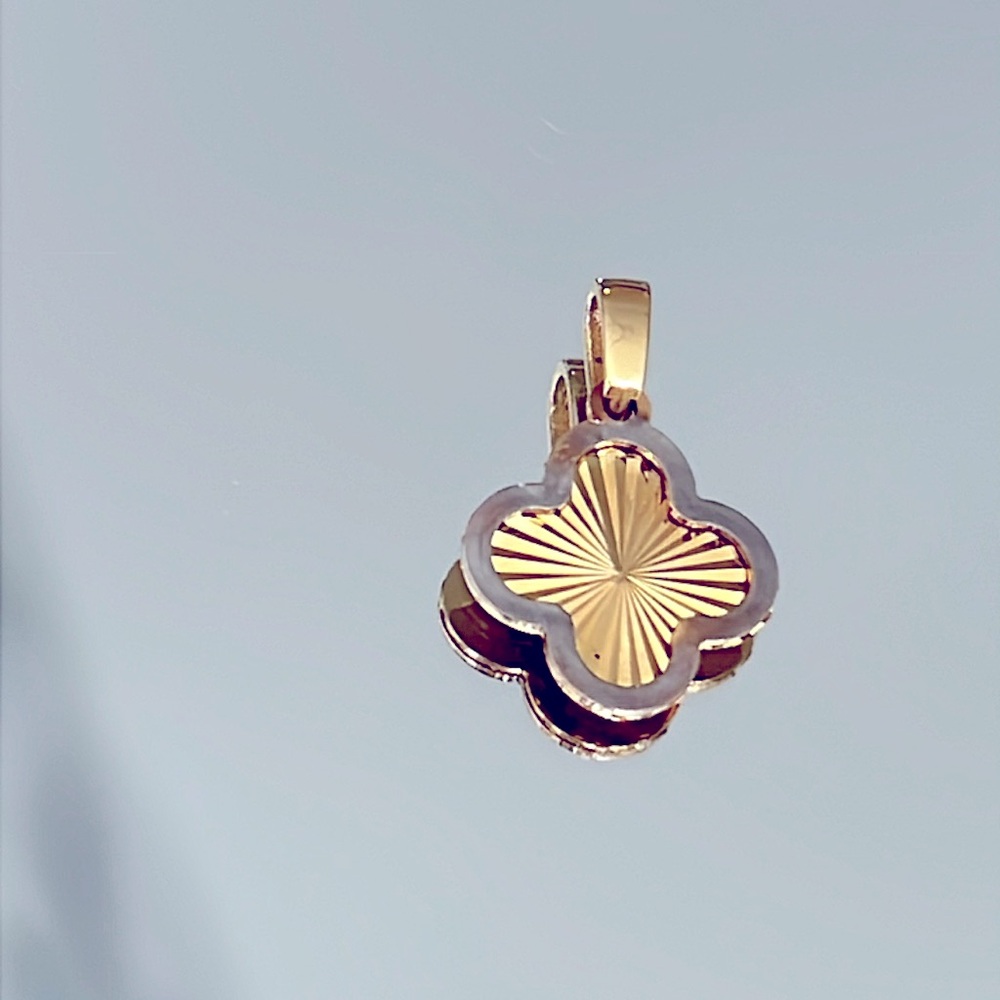 18k solid gold cloverleaf pendant. Gold tone